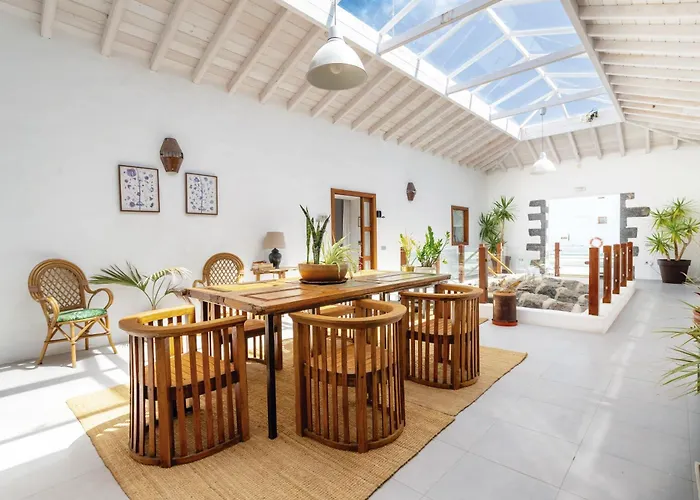 Balcon Botanico - Shared Pool - Central Island Location - 10 Mins Drive To Famara And La Santa