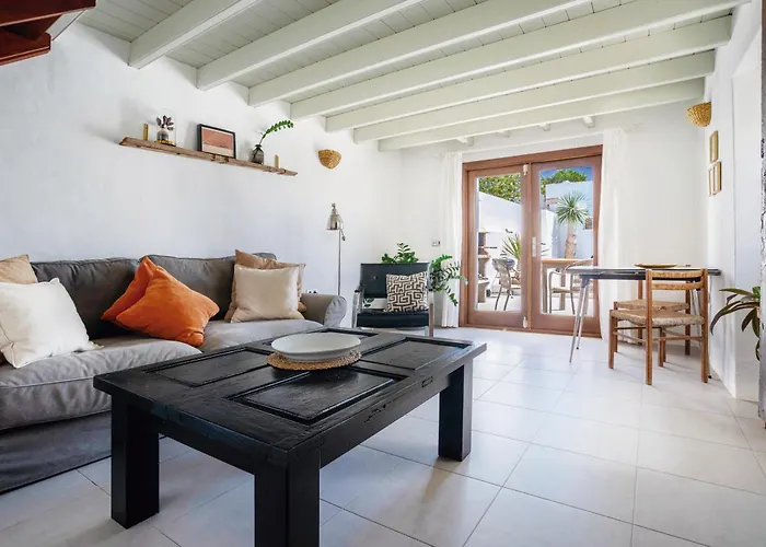 Balcon Botanico - Shared Pool - Central Island Location - 10 Mins Drive To Famara And La Santa