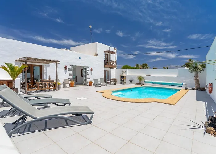 Balcon Botanico - Shared Pool - Central Island Location - 10 Mins Drive To Famara And La Santa